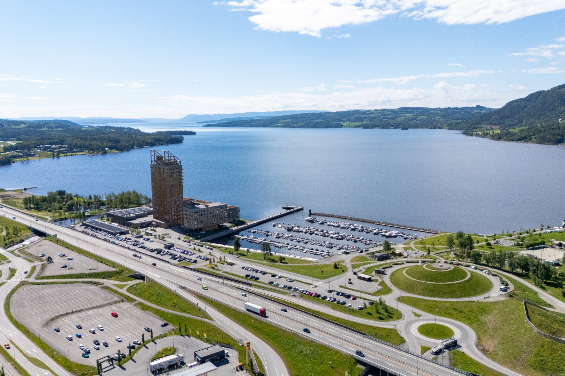 Mjøstårnet og småbåthavna ved Mjøsa