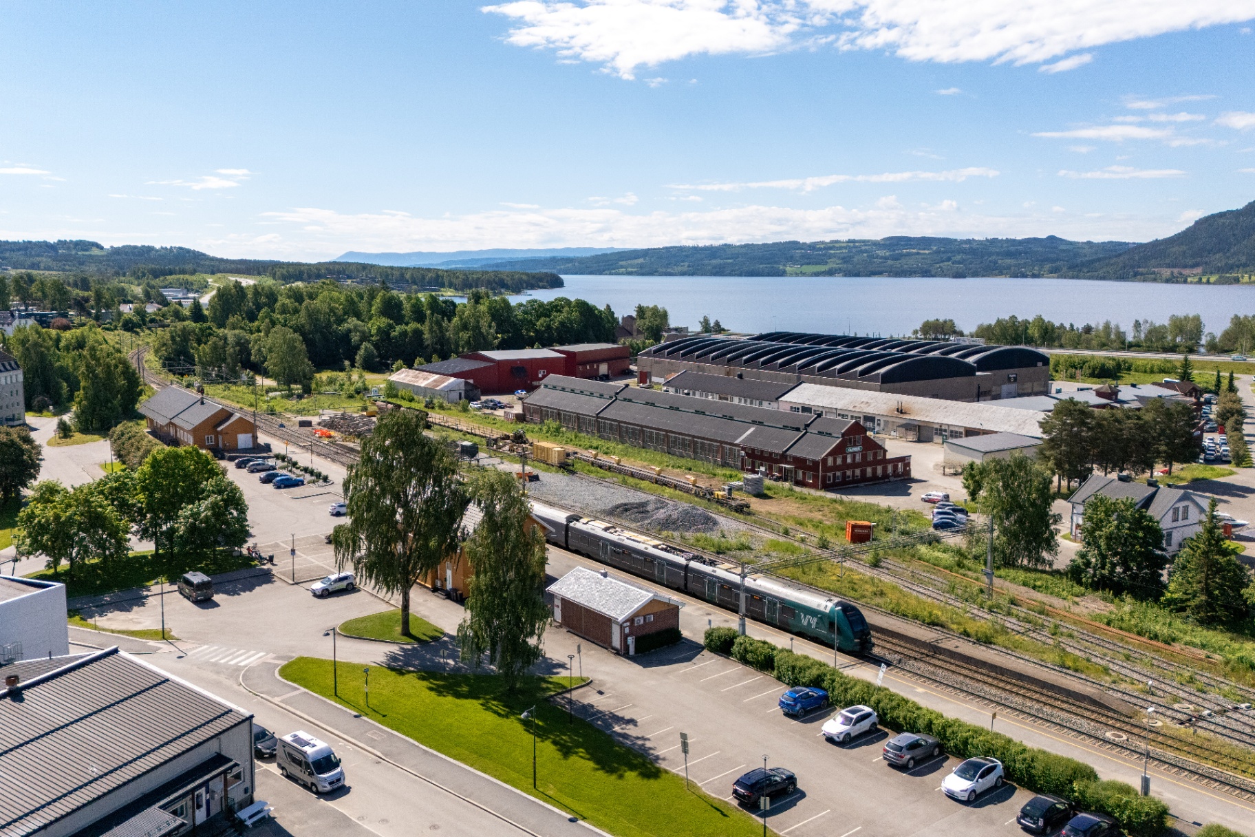 Brumunddal stasjon og Mjøsa i bakgrunnen
